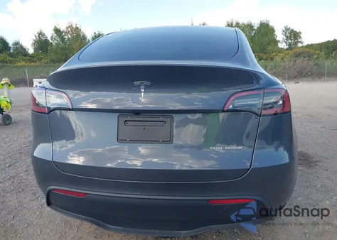 2023 Tesla Model Y Awd/Long Range Dual Motor All-Wheel Drive z USA, uszkodzony, nr VIN 7SAYGDEE2PF752100